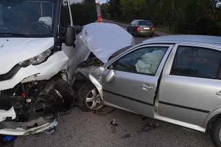 Pri nehode auta a mikrobusu v Seredi sa ťažko zranil jeden človek.