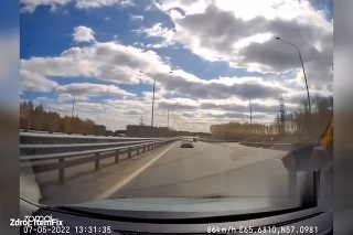 Ešte, že o minul: Autokamera zachytila nebezpečné prekvapenie na diaľnici