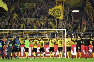 Futbalisti Dortmundu sa tešia s fanúšikmi - na takéto zábery si musíme ešte počkať.