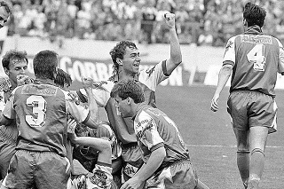 Fotografia z roku 1992, na ktorej sa Timko (s rukou hore) teší z gólu do siete Vítkovíc. 