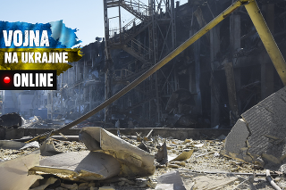 Ukrajinský hasič neďaleko zničenej budovy na okraji Odesy.
