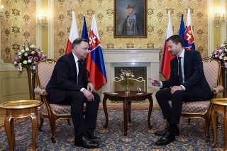 Na snímke sprava predseda vlády SR Eduard Heger a prezident Poľskej republiky Andrzej Duda počas prijatia v priestoroch historickej budovy Úradu vlády SR 11. mája 2022 v Bratislave.