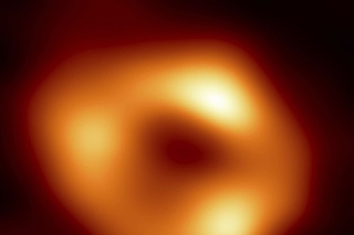 Astronómovia zverejnili prvú snímku čiernej diery v strede našej galaxie.