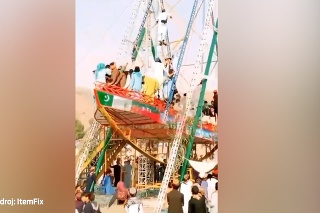 Desivý zážitok: Atrakcia hojdacej lode v Pakistane sa zrútila spoločne s ľuďmi na palube
