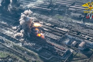 Na videosnímke dym stúpa z  oceliarní Azovstaľ v obliehanom prístavnom meste Mariupol na juhovýchode Ukrajiny počas 70. dňa ruskej invázie na Ukrajinu v stredu 4. mája 2022.