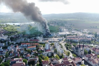Dym stúpa po výbuchu a následnom požiari v chemickej továrni v slovinskom meste Kočevje vo štvrtok 12. mája 2022.