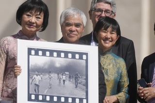 Vietnamka zo známej fotky, na ktorej uteká popálená napalmom, vyzvala ku koncu vojny.