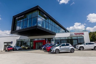 V Košiciach otvorili pre značky Lexus a Toyota najväčší autosalón na Slovensku.