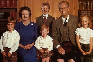 Kráľovná Alžbeta II. s Philipom a ich deťmi.