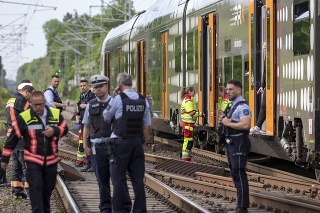 Muž dobodal nožom vo vlaku v Nemecku päť osôb, vyšetrovatelia skúmajú islamistický motív.
