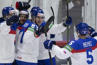 Na snímke slovenský hokejista Pavol Regenda (druhý sprava) sa teší so spoluhráčmi po strelení gólu.