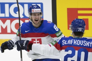 Na snímke slovenský hokejista Pavol Regenda (vľavo) sa teší po strelení svojho druhého gólu, vpravo Juraj Slafkovský v úvodnom zápase.
