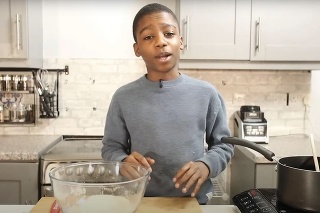 13-ročný syn Leah McQueenovej Omari zarába peniaze na svojom kanáli na youtube o varení