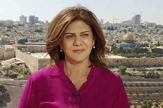 Palestínska novinárka pracujúca pre televíziu al-Džazíra Šírín abú Aklaová.