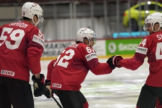 Švajčiarsky hokejista Denis Malgin (uprostred) sa teší so spoluhráčmi po strelení gólu v zápase základnej A-skupiny Švajčiarsko - Taliansko.