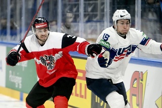 Rakúsky hokejista Bernd Wolf (vľavo) a Američan John Hayden bojujú pri mantineli počas zápasu základnej B-skupiny Rakúsko - USA.