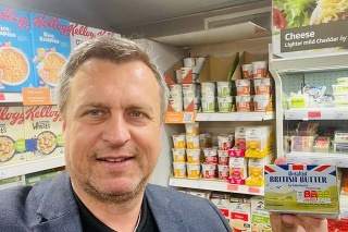Andrej Danko splnil ľuďom sľub. Vybral sa do obchodov a porovnal ceny masla na Slovensku a vo Veľkej Británii.