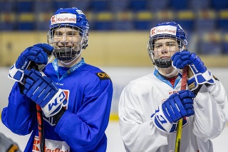Na snímke zľava Juraj Slafkovský a Šimon Nemec počas tréningu slovenskej hokejovej reprezentácie.