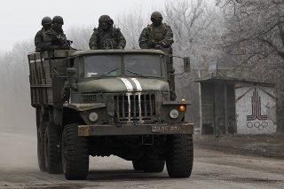 Ukrajinskí vojaci na ceste do mesta Dobaľceve.