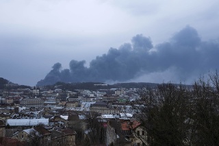 V pozadí stúpa dym po explózii v Ľvove, na západe Ukrajiny 26. marca 2022. 