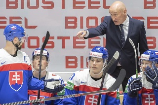 Na snímke slovenská striedačka, hore tréner  Craig Ramsay, zľava dole Tomáš Tatar, Jakub Minárik, Juraj Slafkovský, Alex Tamáši v zápase.