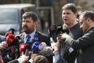 Šéf prezidentskej kancelárie a člen ukrajinskej delegácie Mychajlo Podoľak (druhý vpravo).