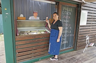 Paula (45) zmrzlinu pripravuje a ponúka na mieste, kde sa v Sobranciach predáva už roky.