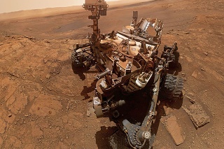 Výskumné vozidlo Curiosity je na Marse už takmer jednu celú dekádu.