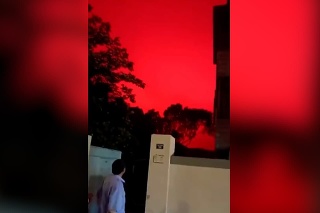 Pohľad ako z hororu: To čo videli obyvatelia Číny sa len tak niekde nevidí. Obloha sa priamo nad nimi zafarbila do krvavo červenej farby!