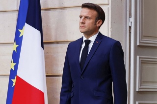 fRancúzsky prezident Emmanuel Macron bol slávnostne uvedený do funkcie prezidenta.