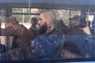 Ukrajinskí vojaci sedia v autobuse po ich evakuácii z obliehaného mariupolského oceliarskeho závodu Azovstaľ.