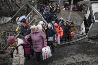Ukrajinci sa snažia ujsť z mesta Irpiň západne od Kyjeva.