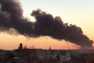 Na snímke dym stúpa po explózii počas 23. dňa ruskej invázie na Ukrajinu 18. marca 2022 v ukrajinskom Ľvove. 