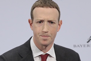 Mark Zuckerberg
čelí tlaku politikov.