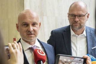 Minister školstva, vedy, výskumu a športu Branislav Gröhling (vľavo) a minister hospodárstva Richard Sulík.