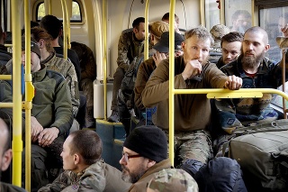 Ukrajinských vojakov odviezli z Mariupoľa autobusy.
