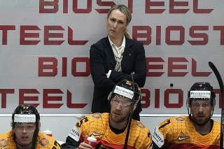 Na snímke asistentka trénera Jessica Campbellová stojí na striedačke Nemecka. 