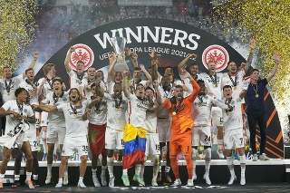 Na snímke futbalisti Eintrachtu Frankfurt oslavujú s trofejou po víťaztve vo finálovom zápase Európskej ligy.