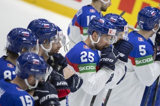 Na snímke smutní slovenskí hokejisti po prehre 3:5 vo štvrtom zápase slovenskej hokejovej reprezentácie v základnej A - skupine Švajčiarsko - Slovensko.