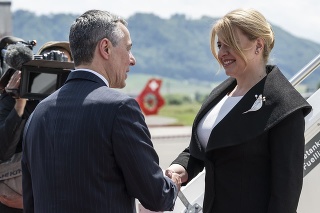 Švajčiarsky prezident Ignazio Cassis víta prezidentku Zuzanu Čaputovú na letisku v Berne.