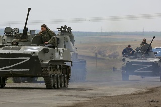  Ruské vojenské vozidlá sa presúvajú po diaľnici v oblasti kontrolovanej ruskými separatistickými jednotkami pri meste Mariupoľ,
