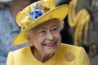 Kráľovná sa ukázala v nádhernom, žiarivom komplete.