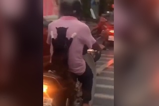 Veľmi milý spoločník na motorke: Muž sa na motorke premával so svojim domácim miláčikom. Ten si to zrejme skutočne užíva. Neuveríte aké zvieratko to je!