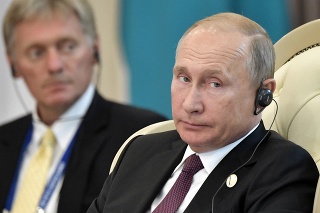 Ruský prezident Vladimir Putin, v pozadí hovorca Kremľa Dmitrij Peskov
