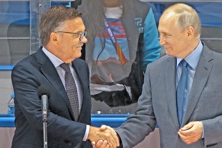 René Fasel pri podaní rúk s Vladimirom Putinom