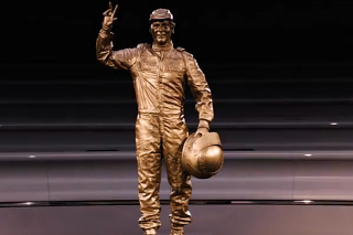 McLaren si uctil Nikkiho Laudu bronzovou sochou.