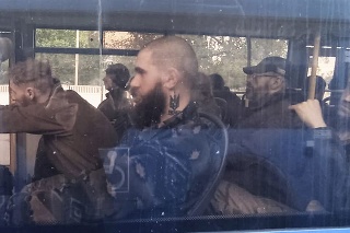 Ukrajinskí vojaci sedia v autobuse po ich evakuácii z obliehaného mariupolského oceliarskeho závodu Azovstaľ.