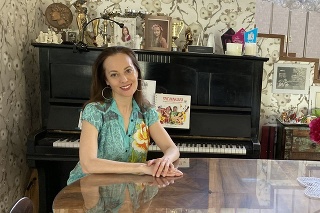 Spievanka Mária Podhradská vo svojom dome.