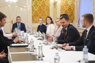 Premiér SR Eduard Heger (druhý sprava) počas prijatia predstaviteľov mimovládnych neziskových organizácií, ktoré pomáhajú odídencom z Ukrajiny na Úrade vlády SR. 
