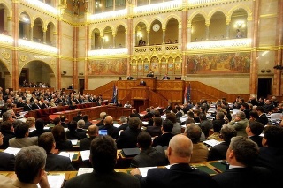 Viktor Orbán reční v maďarskom parlamente. 